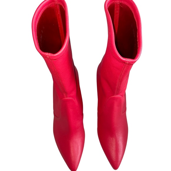 Authentic Stuart Weitzman heeled ankle boot with pointed toe in red leather. - Picture 5 of 8